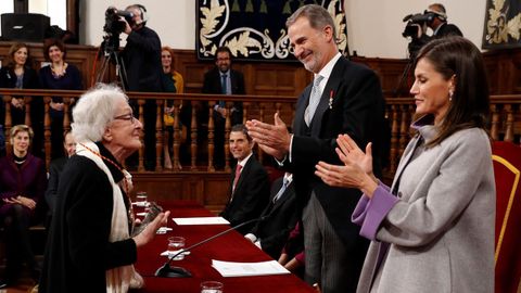 Durante la entrega del premio Cervantes, Letizia tambi�n recuper� un abrigo y un vestido de Carolina Herrera, que luci� en el 2016 en una visita en Portugal