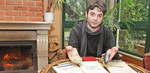 H�itor Picallo, con alg�ns dos seus tesouros, en forma de f�siles e libros. 