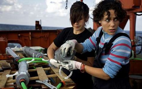 Los investigadores recogen microorganismos de muestras de agua profunda. 