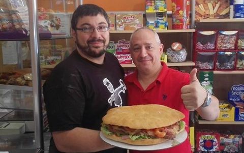 Gonzalo Regueiro con Roberto Fernndez, derecha, y la hamburguesa.