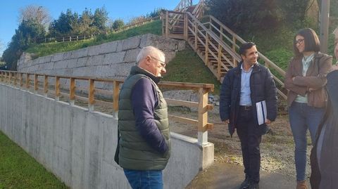 El alcalde visit Donios dentro del plan de barrios para reunirse con directivos de la Xunta Vecial.
