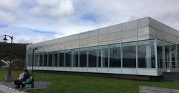 Vista exterior del edificio de la piscina municipal, ubicada en el �rea deportiva de A Preguiza. 