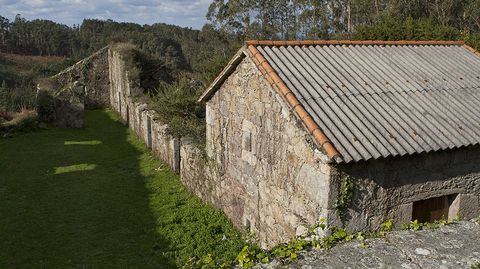 Touriñán (Muxía). Lo peor, el entorno. Al margen de la iglesia, lo que peor imagen transmite en San Martín de Touriñán es el entorno con la rectoral caída y las zarzas creciendo entre muros de calidad.