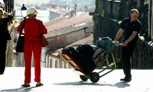<span lang= es-es >El Camino, como un tiro</span>. De enero a ayer, a Santiago llegaron 69.073 peregrinos. Si sigue as�, el a�o, que es el mejor de la historia excluyendo el 2010, acabar� con m�s de 200.000 romeros.