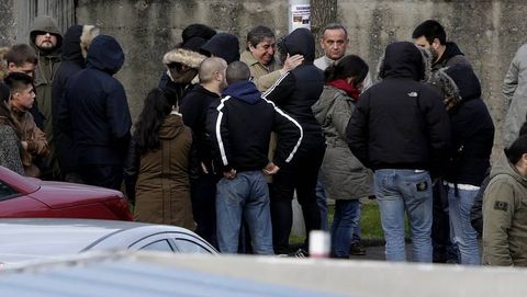 Lendoiro, acompaado por su hijo mayor y el ex administrador nico del Playa Club, Jos Antonio Garca Arthus, conversa con algunos de los asistentes al entierro.