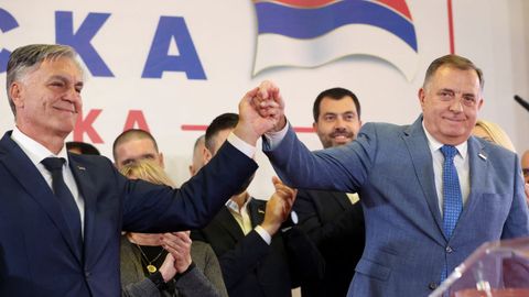 Milorad Dodik (a la derecha) celebra el triunfo de su delfín Sinisa Karan.