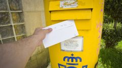 Envo de carta en un buzn a pie de calle en Pontevedra