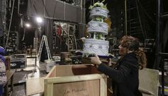El montaje incluye hasta el �ltimo detalle, como la tarta de la boda de la hija del protagonista. 