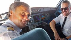 Manuel Rey, a la izquierda, junto a otro compañero, en la cabina de un avión de Vueling, compañía en la que era comandante.