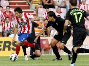 Tena, defendiendo a �scar D�az en el partido entre el Lugo y el C�rdoba en el �ngel Carro.
