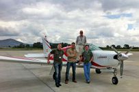 UN CLUB PARA DISFRUTAR DEL AIRE. Sergio Lloves (a la derecha, abajo) cre� en el 2009 con sus amigos Obdulio, Basilio y Fernando el club que operaba con la Cherokee Arrow siniestrada ayer. 