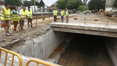 El alcalde y el concejal Xaqu�n Moreda, este mi�rcoles, con los directores de obra y otros t�cnicos