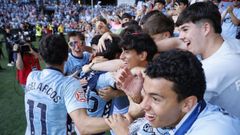 Aficionados y jugadores del Celta Fortuna, celebrando el ascenso a Segunda el pasado junio en Bala�dos.
