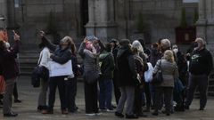 Un grupo de turistas participa en una visita guiada por el casco hist�rico de Ourense