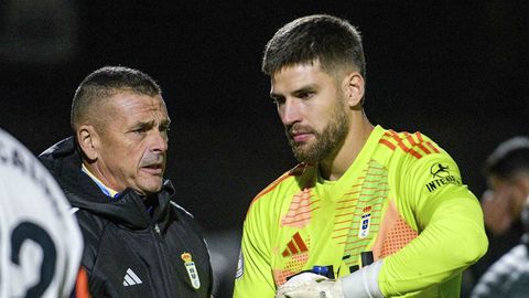 Quentin Braat, junto a Jes�s Unanua, durante el Real �vila-Real Oviedo de Copa