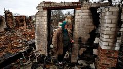 Una vecina de Chern�gov, Natalia Titova, de 62 a�os, camina entre los restos de su casa, destruida por los bombardeos rusos