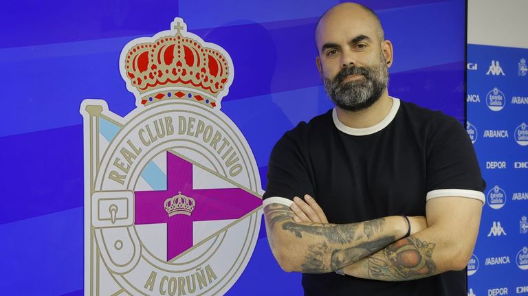 Borja Calvo, ante una pantalla con el nuevo escudo del Deportivo