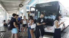 Cola para el autob�s que va a las playas de Cangas