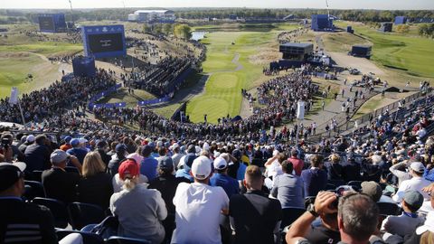 Público asistente a la última jornada de práctica de la Ryder Cup, la competición bienal de golf entre Estados Unidos y Europa que se disputa de viernes a domingo en Le Golf National, a las afueras de París