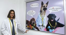 Sara posa con un fotomontaje protagonizado por sus perros, a los que visti� de dietistas para adornar su consulta. 