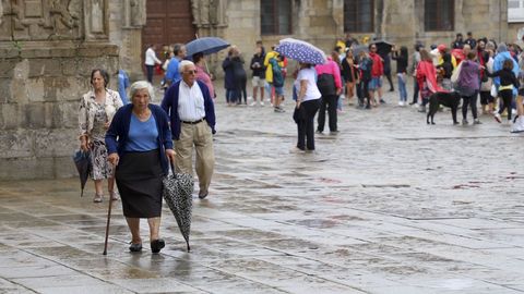 Pese a la lluvia, en el Obradoiro, se han congregado numerosas personas durante toda la jornada