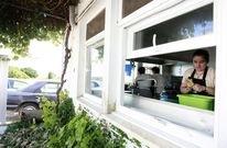 A la derecha, reparada, la ventana con cristal de seguridad que golperaron para entrar al bar. 