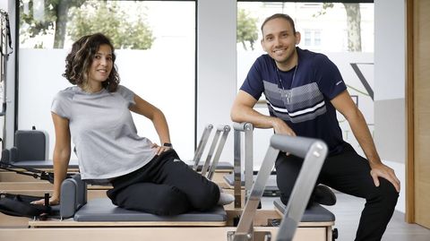 Mariazel y Yonatan en Zer Pilates, que abrió sus puertas el 11 de septiembre en un bajo en obra de Santiago (en la avenida de Lugo, 28). En este centro especializado en pilates aéreo y con máquinas, «le damos mucho protagonismo a la parte de la postura y la movilidad. Vienen personas desde los 15 a los 80 años y el 80 % de ellos tiene alguna patología, ya que los ejercicios aquí no son de alto impacto».