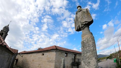 Reloj de sol de dos caras en la iglesia de Santa María de Vide, en As Neves
