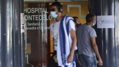 Usuarios, en la entrada del Hospital Montecelo, en Pontevedra, este mes de agosto