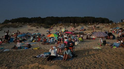 La playa de Doni�os durante el eclipse.