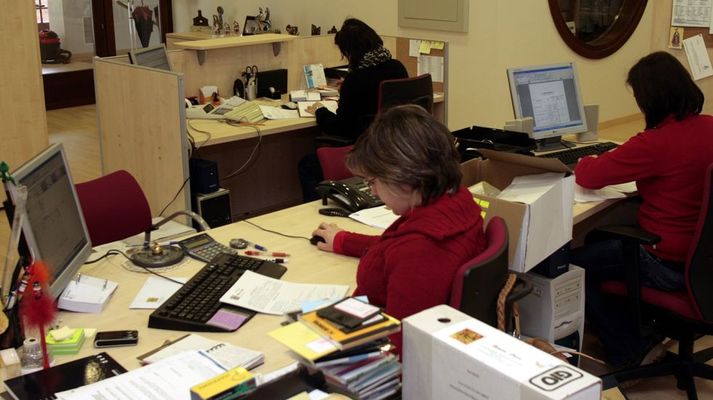 Personal del consejo regulador de Ribeira Sacra, tras su traslado a su sede actual