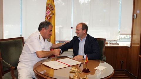 Ignacio C�spedes Camacho, almirante jefe de apoyo log�stico de la Armada, y Gabriel Celaya, director general de Marine Instruments, firman un protocolo para evaluar en buques militares la plataforma inteligente de observaci�n mar�tima Marine Horizon Viewer, desarrollada por la empresa con sede en Nigr�n.