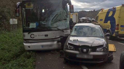 Accidente de un autob�s escolar y un coche en Pilo�a