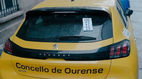 Huelga en Ourense: el coche de Jcome, con una pegatina que le dice  paga pufero .