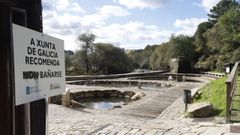 El Concello de Ourense reabri� el pasado mes de julio las termas de Mu��o da Veiga, pero con unos carteles que advert�an de la recomendaci�n de la Xunta de Galicia de no ba�arse al no cumplir con la normativa auton�mica. Esas se�ales costaron 193,83 euros.