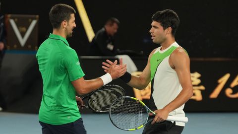 Djokovic y Alcaraz se saludan tras la final del Abierto de Australia.