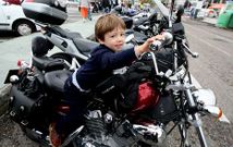 Concentraci�n de motocicletas en la plaza de O Corgo, en O Grove, en julio del a�o pasado.