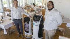 Los responsables de la empresa Iatecc presentaron en el Aeroclub dos robots camareros durante el almuerzo servido a los jugadores de cr�quet que participan en el segundo Campeonato Internacional Camino de Santiago. Bellabot, con cara de gato, y Kettybot, pensado para la recepci�n y acomodamiento de los clientes, fueron la sensaci�n a la hora de la comida.