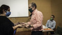 Abelardo Carballo, recibiendo el bast�n de mando de Viana do Bolo ante la mirada de Santiago Barja