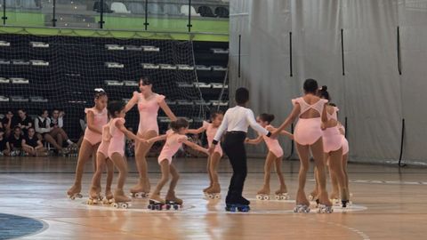 Uno de los conjuntos de patinadores del club Aehde.