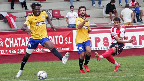 Imagen del partido entre el Arousa y la UD Llanera de la temporada 2021/22 de Segunda Federaci&oacute;n, entre dos equipos que volver&aacute;n a verse las caras en la misma categor&iacute;a cuatro a&ntilde;os despu&eacute;s.