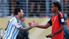 Messi y Lamine Yamal se saludan en la final.