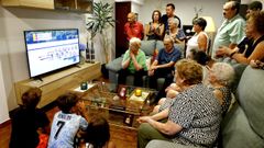 Vecinos de Mourente, expectantes ante el televisor durante la carrera de Carolina Garca