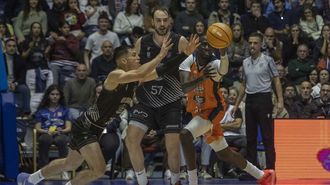 Partido de la primera vuelta en Sar entre el Obradoiro y el B&aacute;squet Coru&ntilde;a.