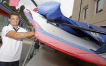Iago L�pez pos� en el n�utico portosinense junto a la embarcaci�n de la clase ol�mpica 49er.