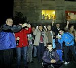 <span lang= es-es >Apoyo desde fuera</span>. Los encerrados en Boiro recibieron el apoyo de otros miembros de la plataforma, que comieron las uvas en la plaza del Concello.