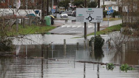 El r�o Umia desbordado a su paso por Pontearnelas