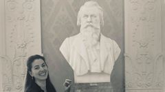 Tamara Lorenzo, junto a la estatua del compositor Johannes Brahms, en Meiningen