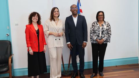 Reuni�n de la presidenta de la Diputaci�n y de la concejala de Econom�a de Burela con el alcalde de Praia