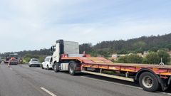 Este viernes ya se pudieron ver m�quinas y operarios en el carril derecho de la v�a en sentido Ribeira.